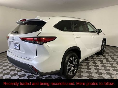 Used 2023 Toyota Highlander XLE AWD/4WD image 9