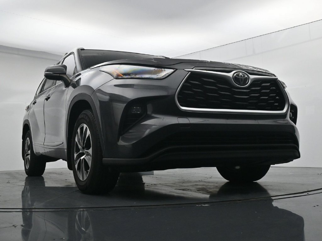 Used 2022 Toyota Highlander XLE AWD/4WD image 18