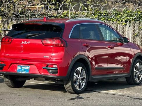 Used 2022 Kia Niro EX image 3
