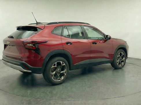 Used 2025 Chevrolet Trax LT FWD image 9