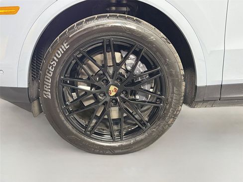 Certified 2026 Porsche Cayenne AWD/4WD image 11