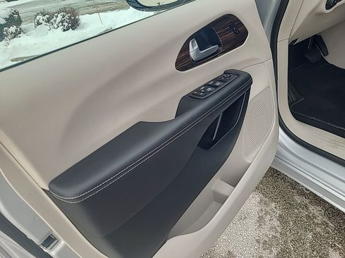 Used 2024 Chrysler Pacifica Limited image 11