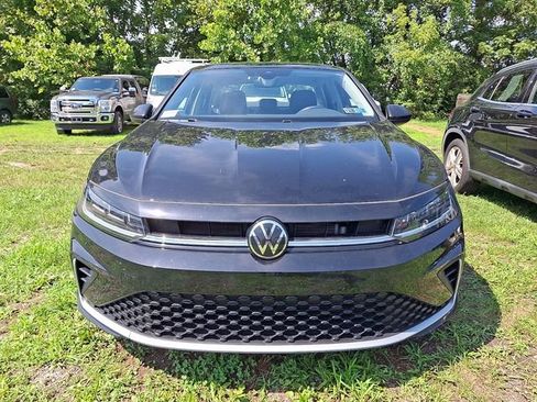 Used 2025 Volkswagen Jetta SE FWD image 2