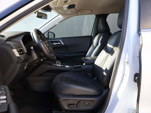 Used 2024 Mitsubishi Outlander SE image 8