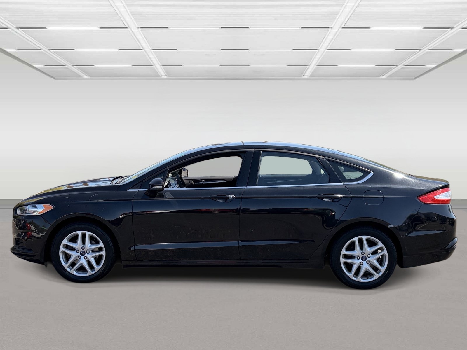 Used 2014 Ford Fusion SE FWD image 2