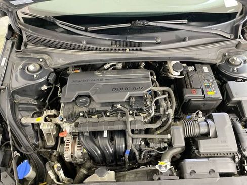 Used 2023 Hyundai Elantra Limited w/ Preferred Accessory Package image 16