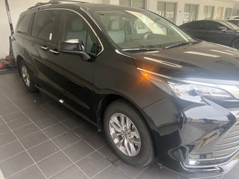 Used 2026 Toyota Sienna XLE FWD image 4