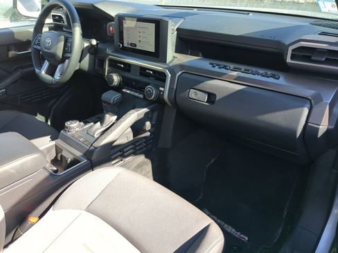 Used 2025 Toyota Tacoma TRD Off-Road image 31