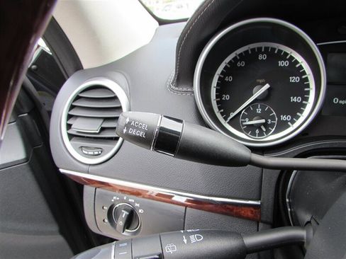 Used 2012 Mercedes-Benz GL 550 4MATIC image 17