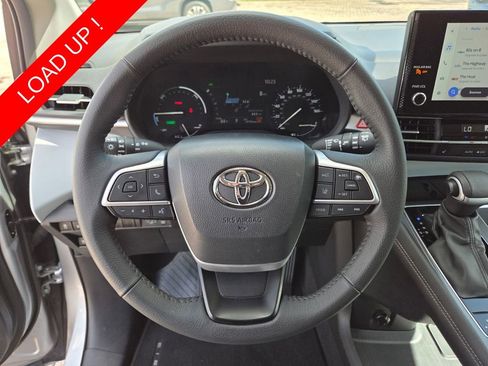 Used 2025 Toyota Sienna XLE FWD image 31