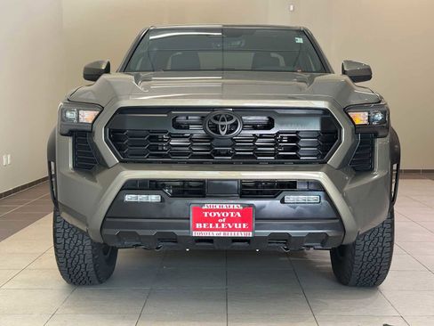 Certified 2025 Toyota Tacoma TRD Off-Road AWD/4WD image 6