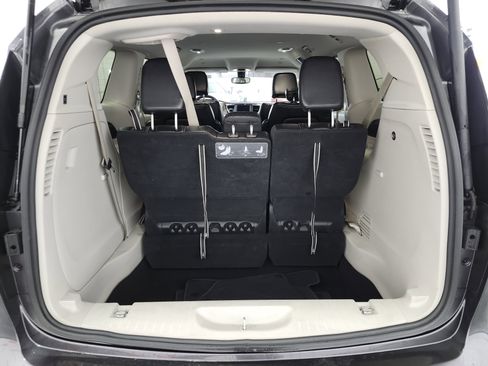 Used 2021 Chrysler Voyager Lxi image 17