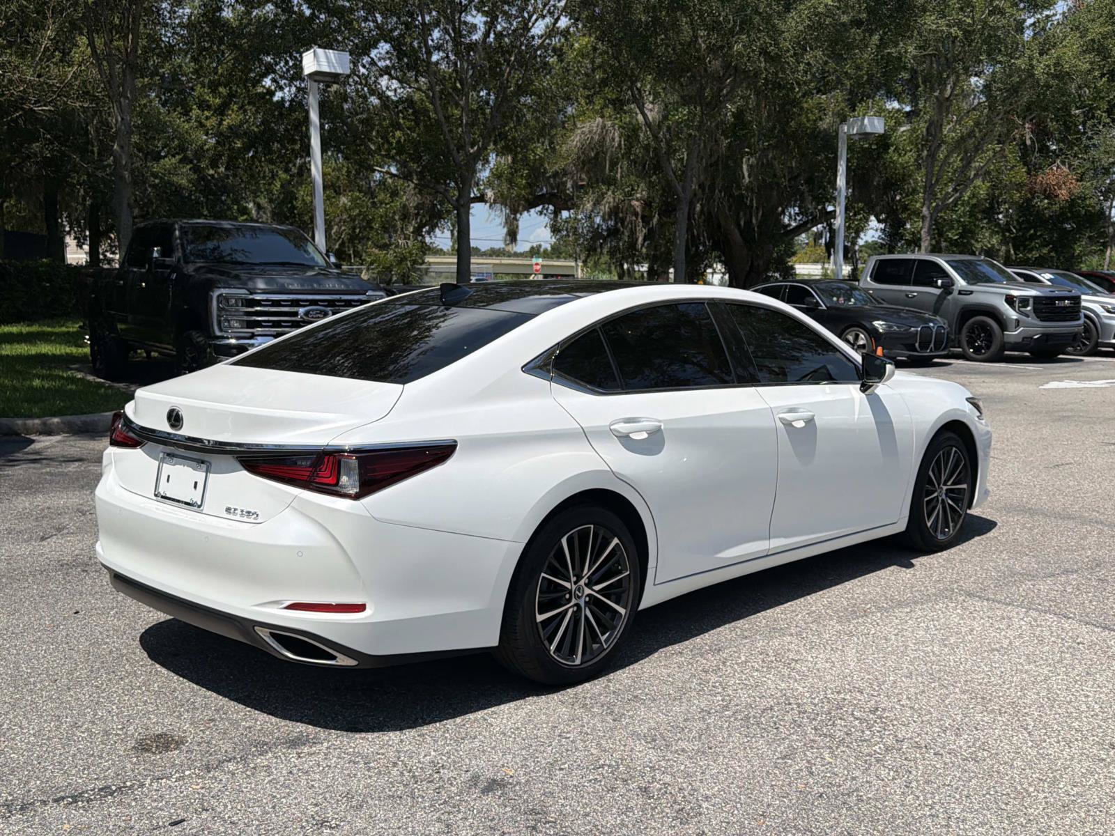 Used 2025 Lexus ES 350 w/ Premium Package FWD image 3