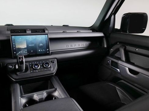 Used 2025 Land Rover Defender 110 S image 13