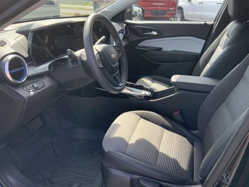 Used 2025 Chevrolet Trax LT FWD image 19