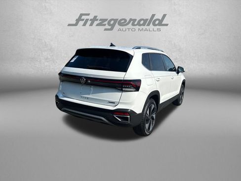 Used 2025 Volkswagen Taos SE AWD/4WD image 8