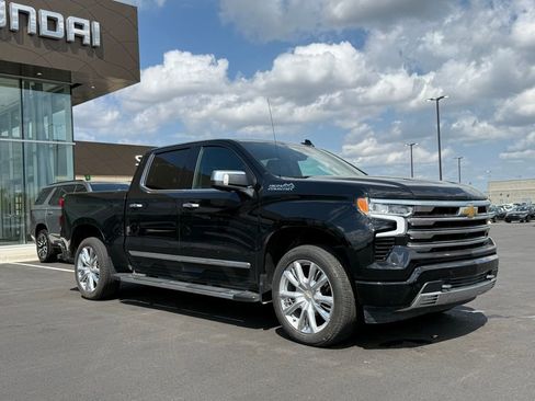 Used 2025 Chevrolet Silverado 1500 High Country w/ Technology Package AWD/4WD image 3