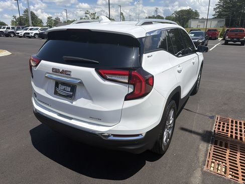 Used 2024 GMC Terrain SLT AWD/4WD image 12