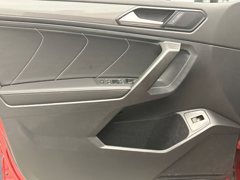 Used 2022 Volkswagen Tiguan SE image 9