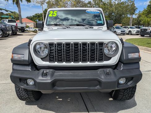 Used 2025 Jeep Wrangler Sport AWD/4WD image 8