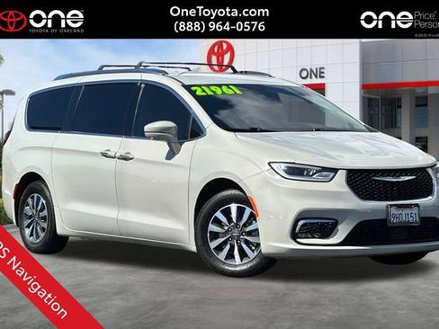 Used 2021 Chrysler Pacifica Touring-L FWD image 1