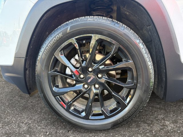 Used 2024 GMC Terrain SLE w/ Driver Convenience Package FWD image 14