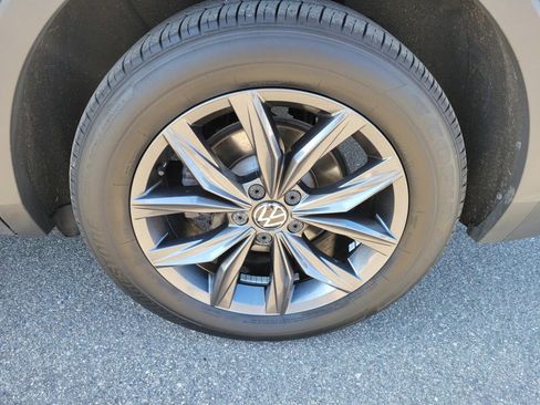 Certified 2023 Volkswagen Tiguan SE w/ Panoramic Sunroof Package image 25