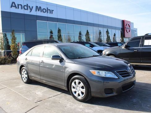 Used 2011 Toyota Camry LE image 1