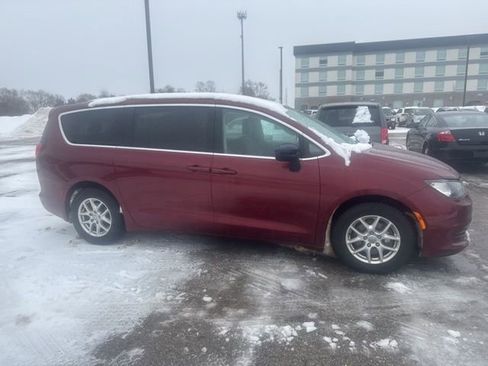 Used 2017 Chrysler Pacifica Touring image 8