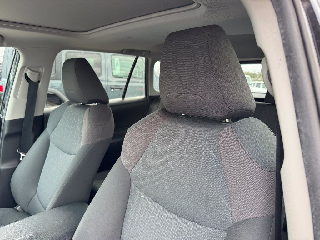 Used 2019 Toyota RAV4 XLE AWD/4WD image 7