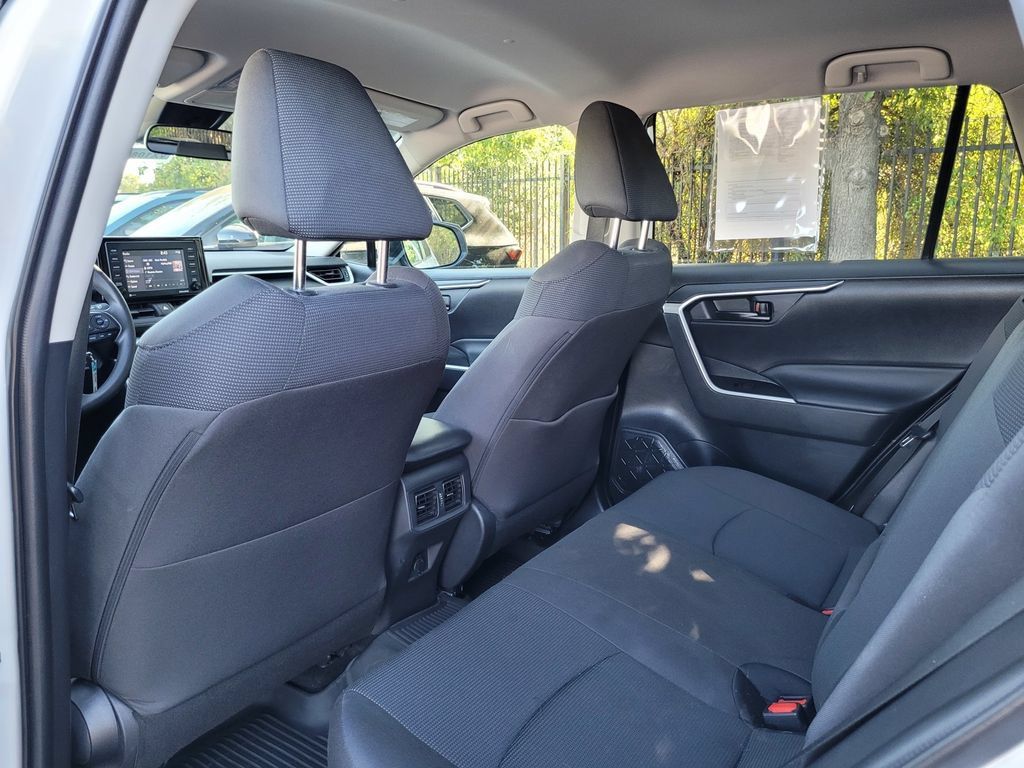 Used 2021 Toyota RAV4 LE AWD/4WD image 15