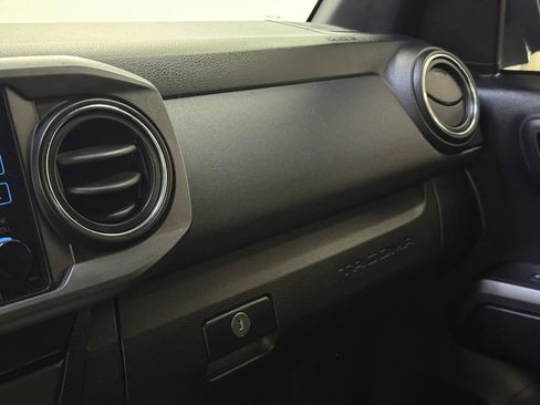 Used 2016 Toyota Tacoma TRD Sport w/ Towing Package image 32