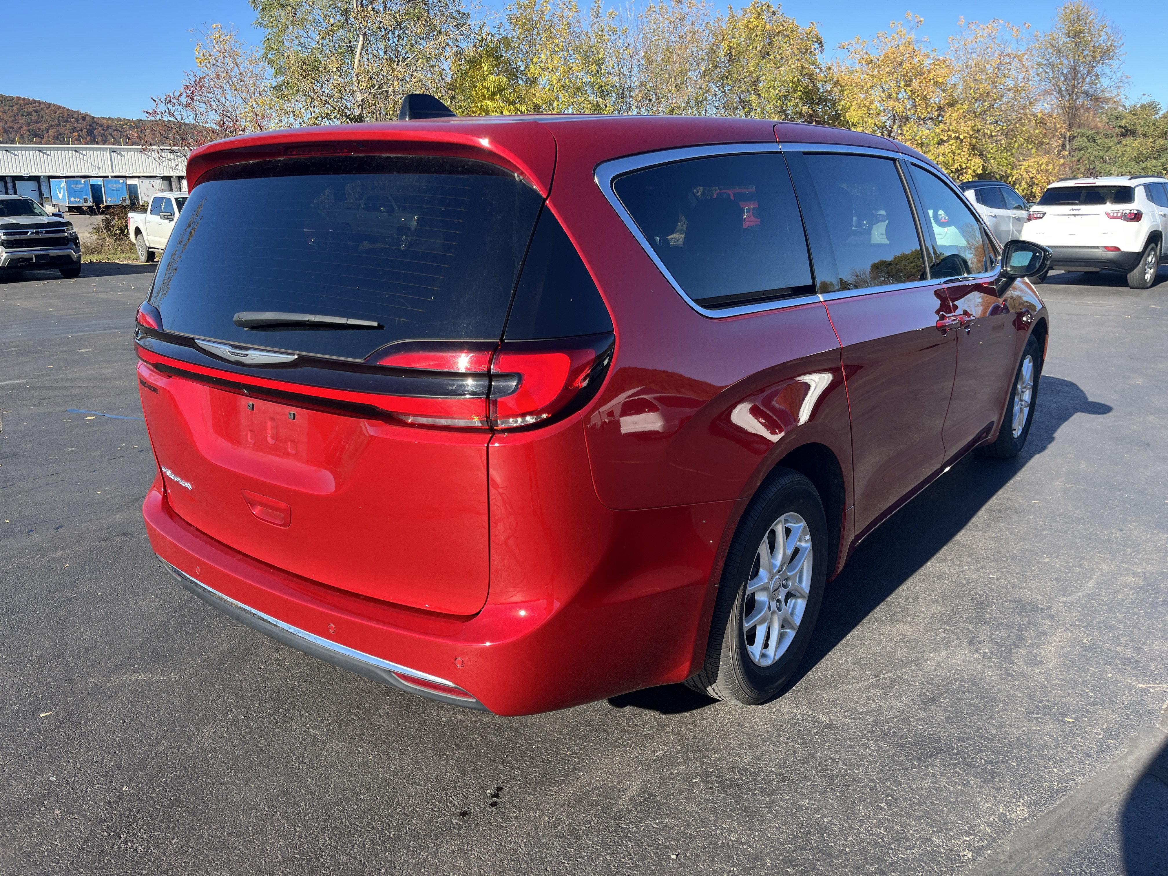Used 2025 Chrysler Pacifica Select FWD image 7