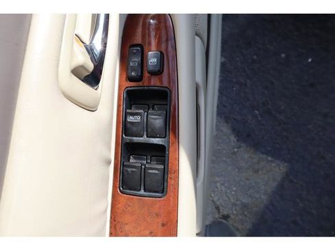 Used 2001 Toyota Avalon XLS image 10