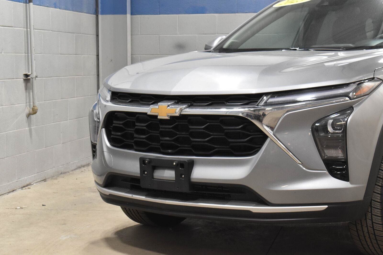 Used 2025 Chevrolet Trax LT FWD image 28
