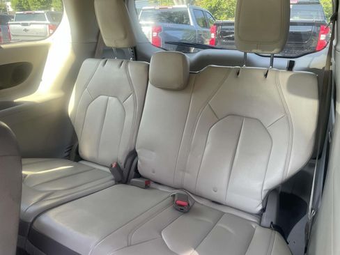 Used 2017 Chrysler Pacifica Touring-L w/ 13 Speaker Alpine Sound Group FWD image 11