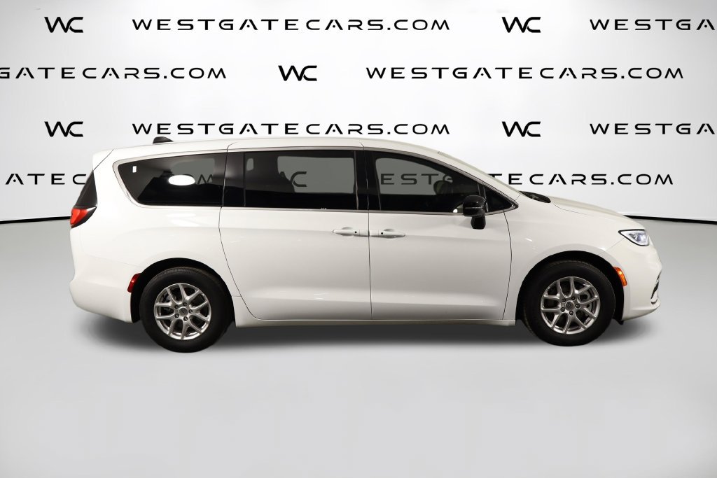 Used 2025 Chrysler Pacifica Select FWD image 48