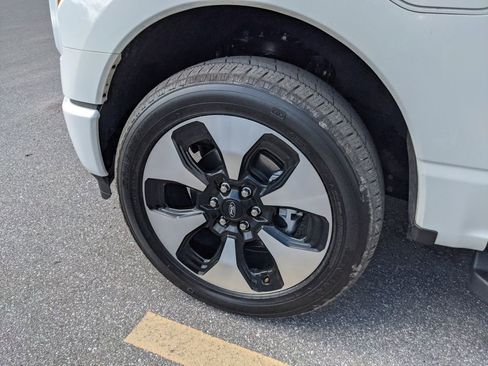 Used 2024 Ford F150 Lightning Platinum image 38