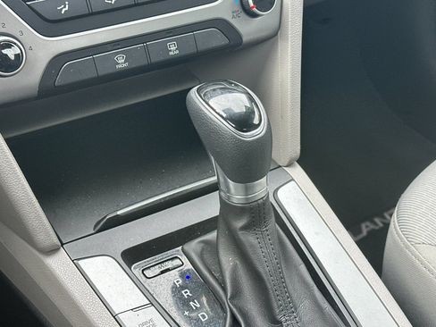 Used 2017 Hyundai Elantra SE FWD image 19