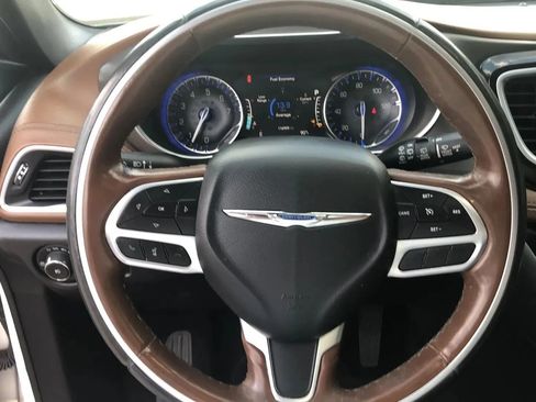Used 2020 Chrysler Pacifica Limited w/ Tire & Wheel Group FWD image 16