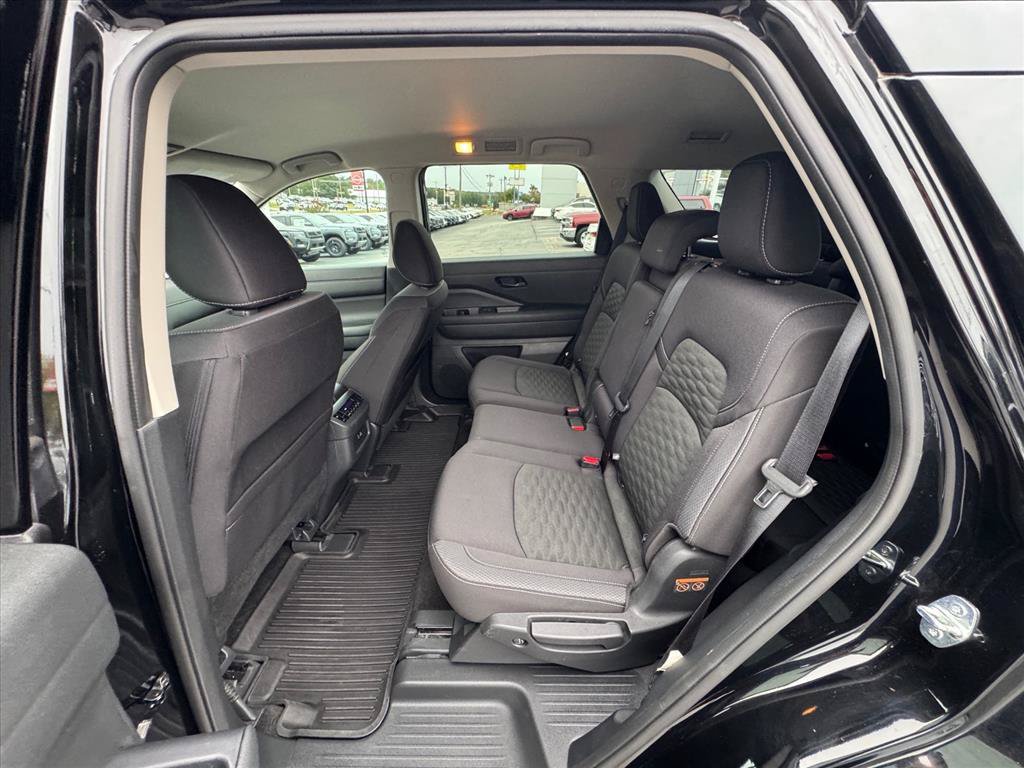 Certified 2024 Nissan Pathfinder SV w/ Lighting Package (N92) FWD image 11