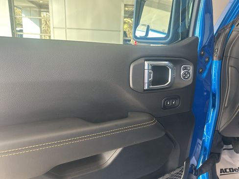 Used 2025 Jeep Gladiator Sport image 28