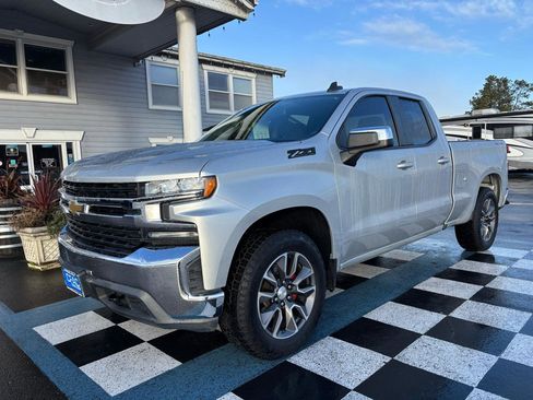 Used 2020 Chevrolet Silverado 1500 LT w/ Trailering Package AWD/4WD image 2