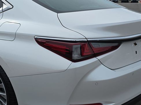 Used 2021 Lexus ES 350 Ultra Luxury w/ Accessory Package 2 image 38