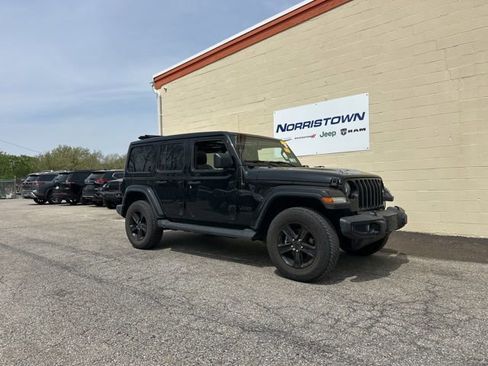 Used 2022 Jeep Wrangler Unlimited Sahara AWD/4WD image 2