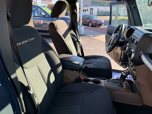 Used 2018 Jeep Wrangler Unlimited Rubicon w/ Connectivity Group image 32