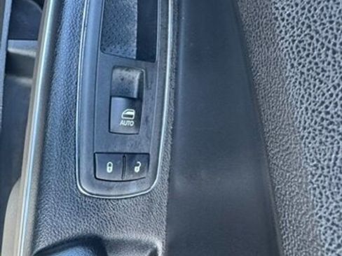 Used 2017 Chrysler 300 Limited RWD image 15