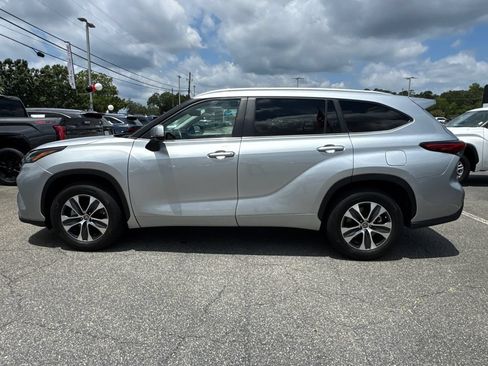 Used 2023 Toyota Highlander XLE FWD image 6