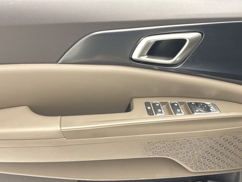 Used 2025 Kia Carnival FWD image 12