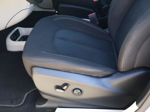 Used 2022 Chrysler Voyager LX FWD image 12